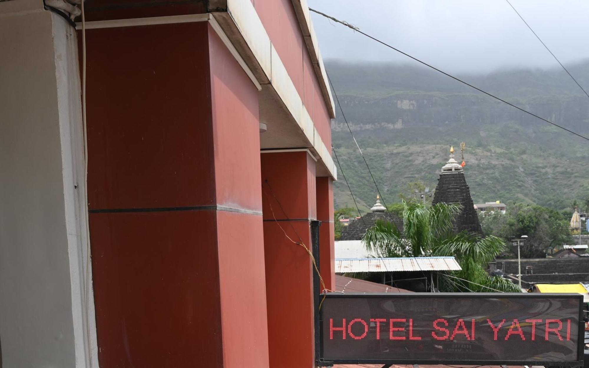 Hotel Sai Yatri ตริมบาก ภายนอก รูปภาพ