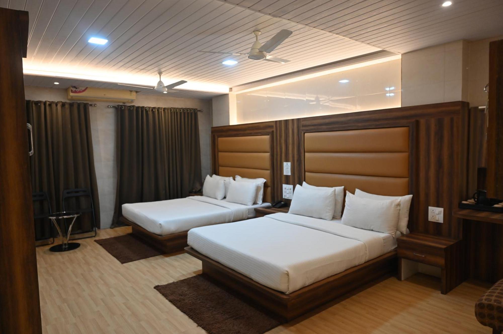 Hotel Sai Yatri ตริมบาก ภายนอก รูปภาพ