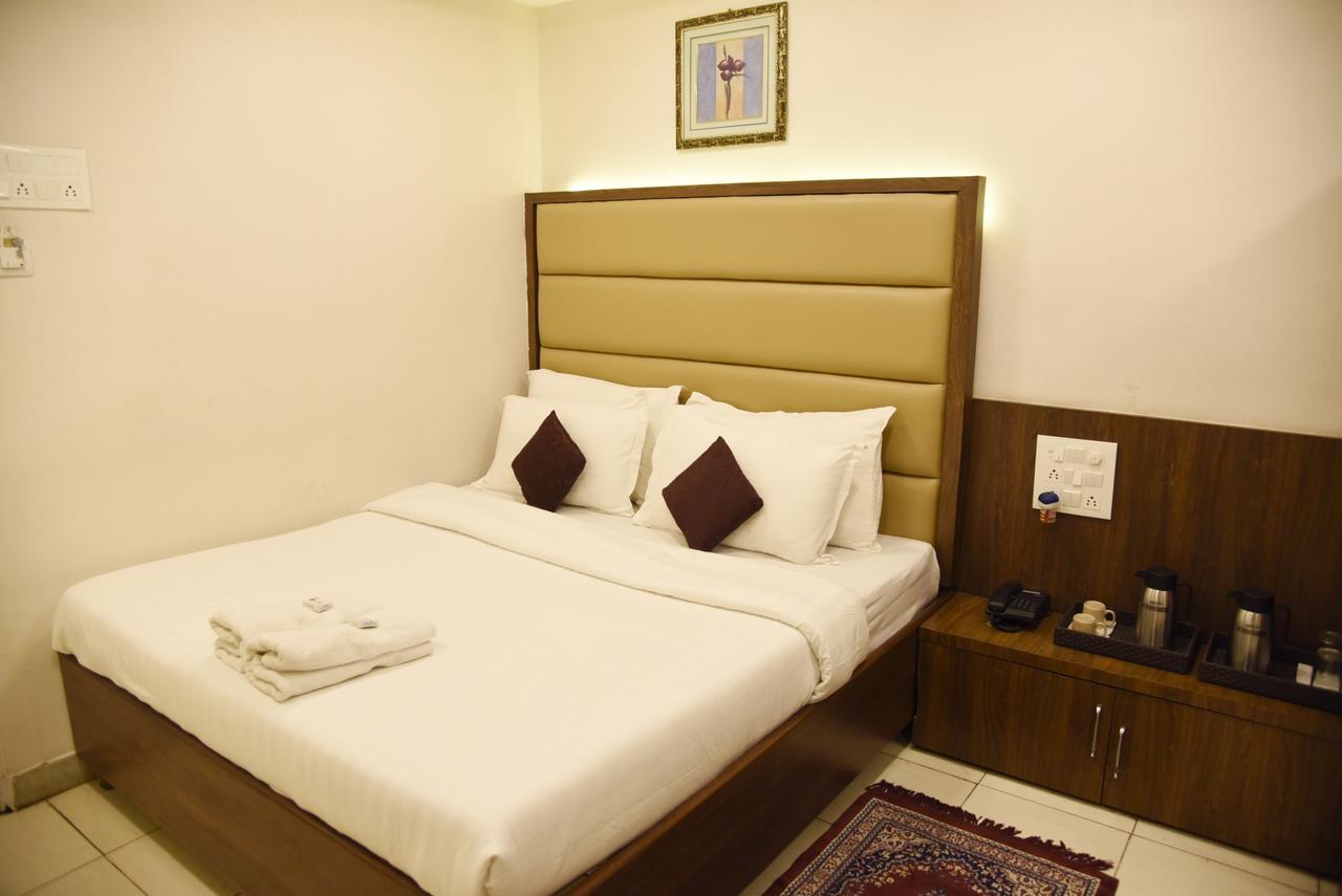 Hotel Sai Yatri ตริมบาก ภายนอก รูปภาพ