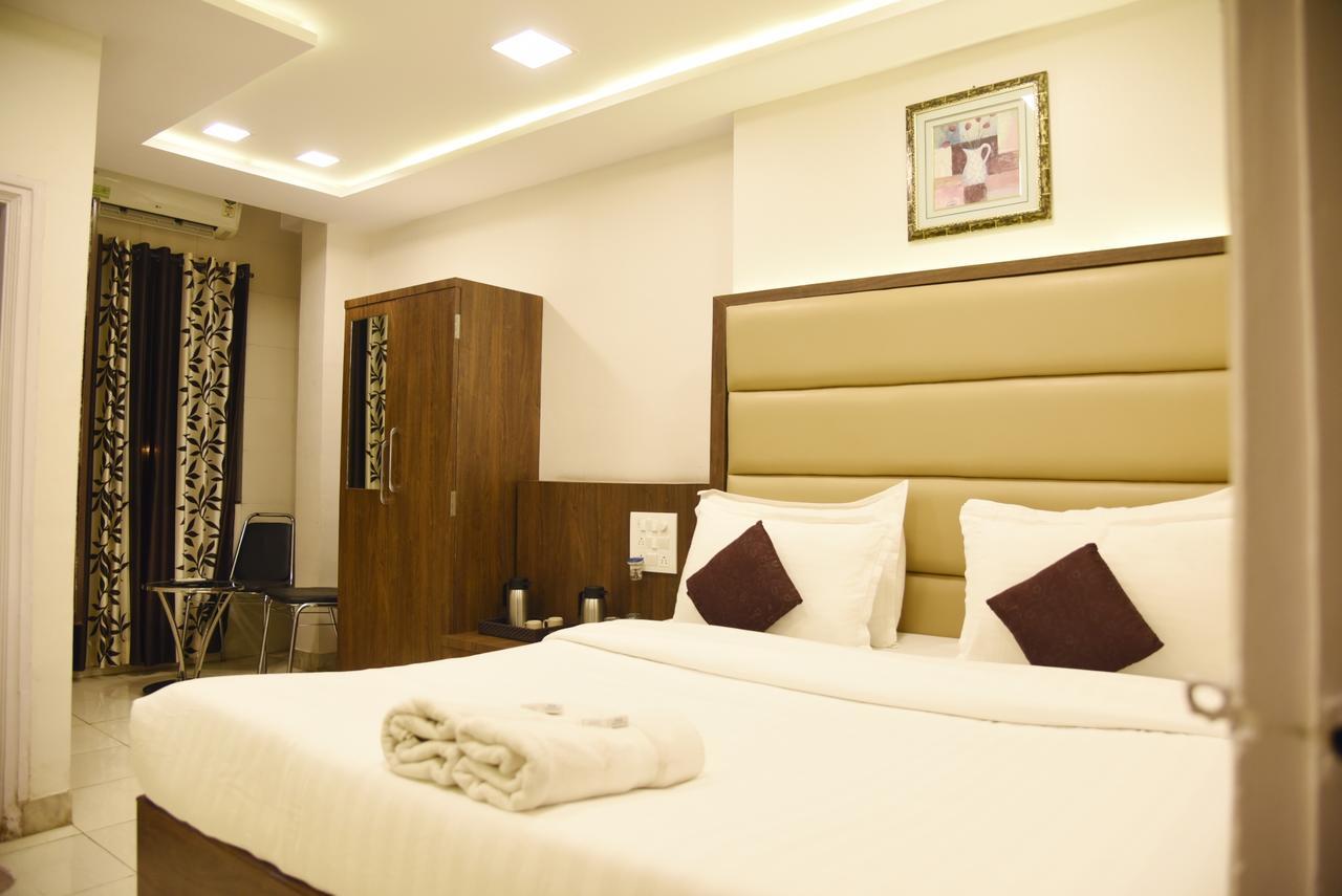 Hotel Sai Yatri ตริมบาก ภายนอก รูปภาพ
