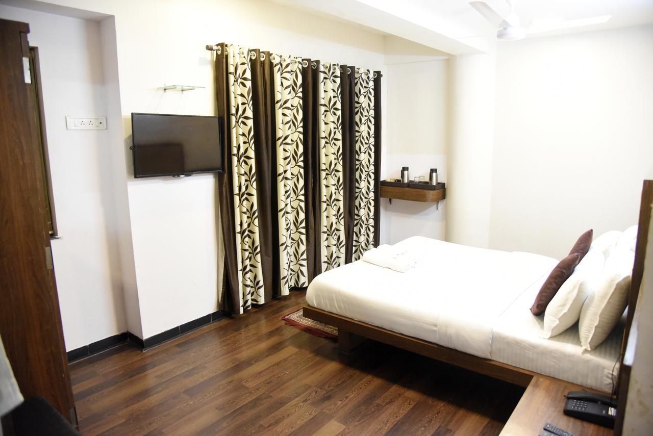 Hotel Sai Yatri ตริมบาก ภายนอก รูปภาพ