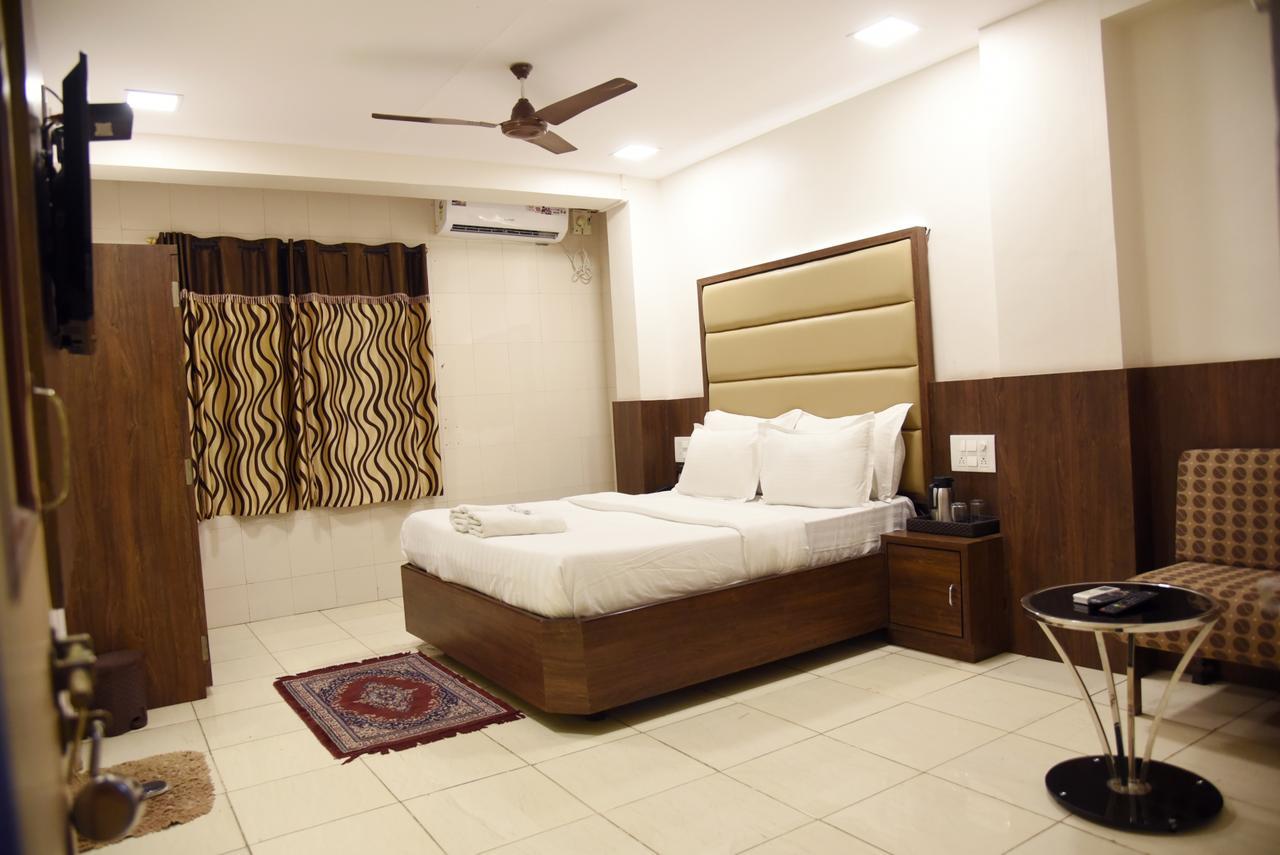 Hotel Sai Yatri ตริมบาก ภายนอก รูปภาพ